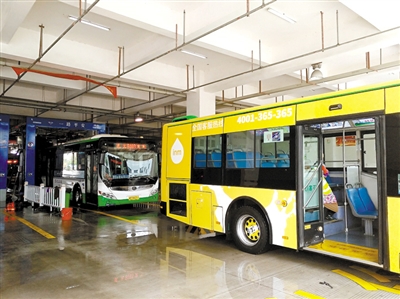 Automated cleaning of urban buses: 3 minutes after a bus takes a bath
